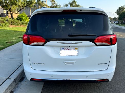 Used 2020 Chrysler Pacifica Limited image 9