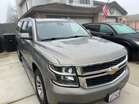 Used 2018 Chevrolet Suburban LT image 9