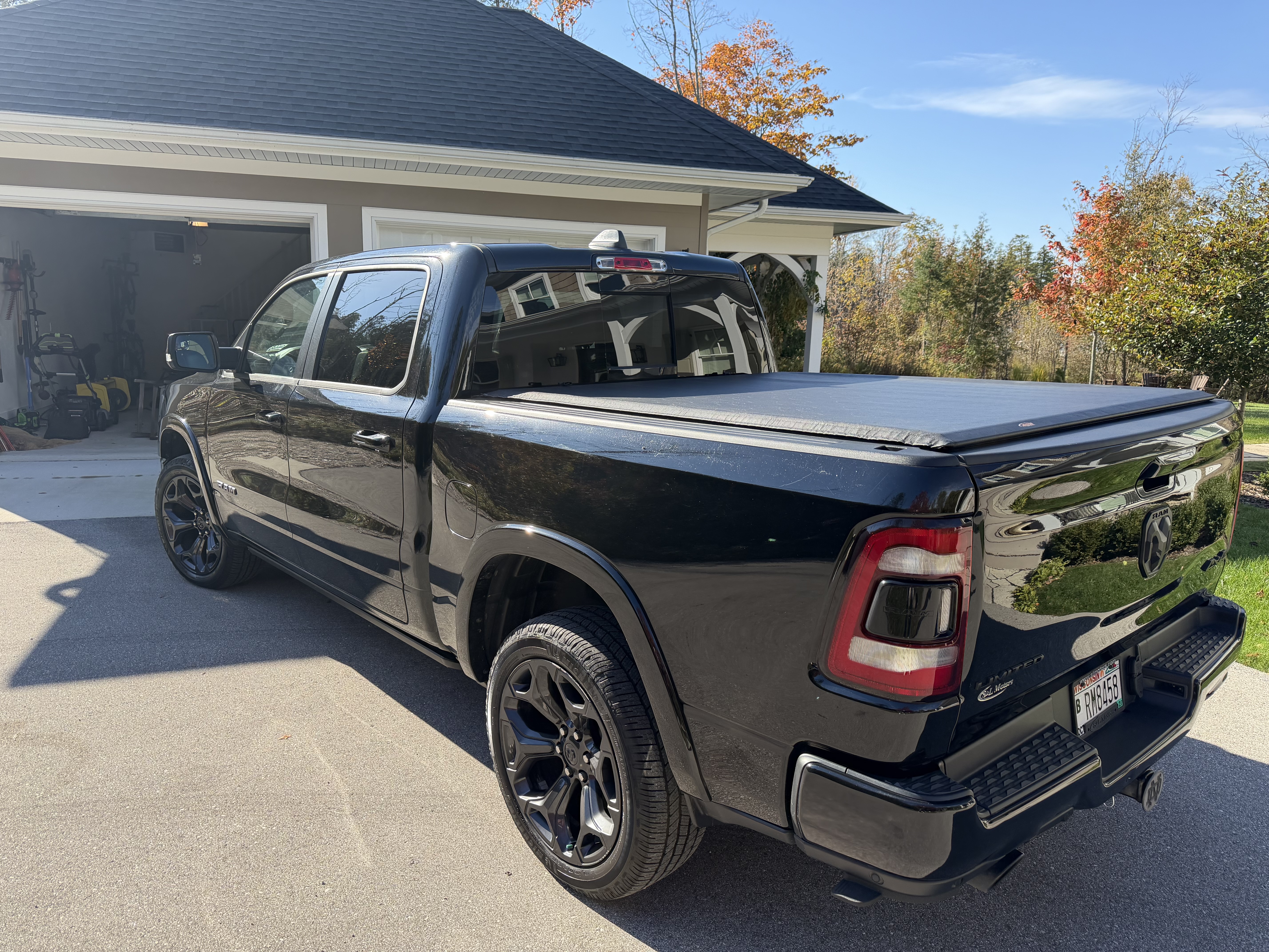 Used 2020 RAM 1500 Limited w/ Black Appearance Package AWD/4WD image 30