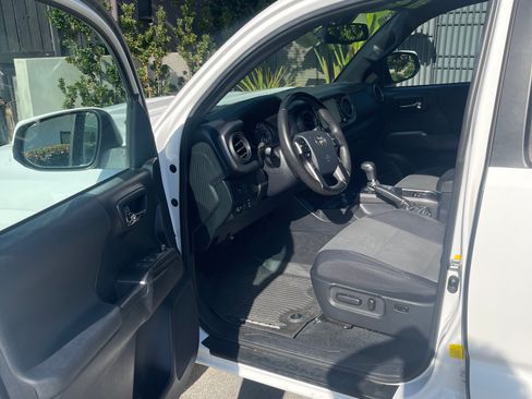 Used 2020 Toyota Tacoma TRD Sport image 15