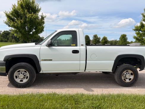 Used 2006 Chevrolet Silverado 2500 W/T w/ Snow Plow Prep Package AWD/4WD image 1
