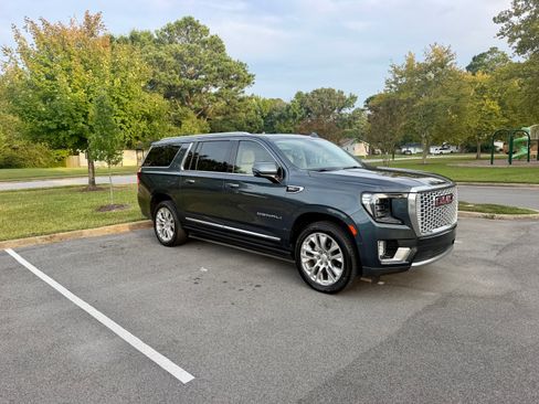 Used 2021 GMC Yukon XL Denali w/ Denali Premium Package AWD/4WD image 9