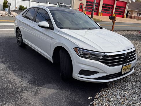 Used 2019 Volkswagen Jetta SE w/ Cold Weather Package FWD image 1