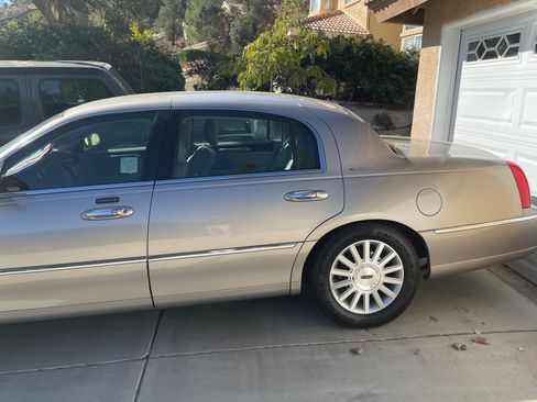 Used 2003 Lincoln Town Car Signature image 9