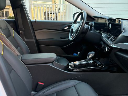 Used 2024 Chevrolet Trax ACTIV w/ Sunroof Package image 8