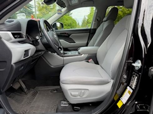 Used 2021 Toyota Highlander LE image 13