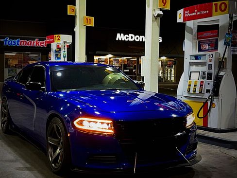 Used 2018 Dodge Charger SXT w/ Blacktop Package RWD image 10