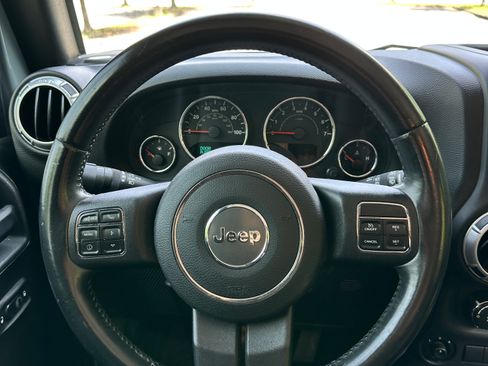 Used 2015 Jeep Wrangler Unlimited Sahara w/ Connectivity Group AWD/4WD image 21