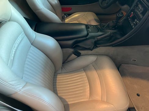 Used 2004 Chevrolet Corvette Coupe w/ Roof Package RWD image 11