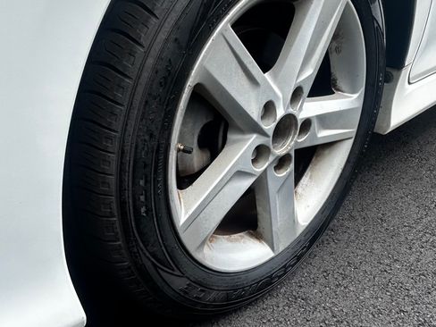 Used 2012 Toyota Camry SE w/ Leather Pkg FWD image 9