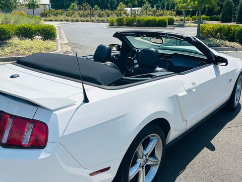 Used 2010 Ford Mustang GT Premium RWD image 10