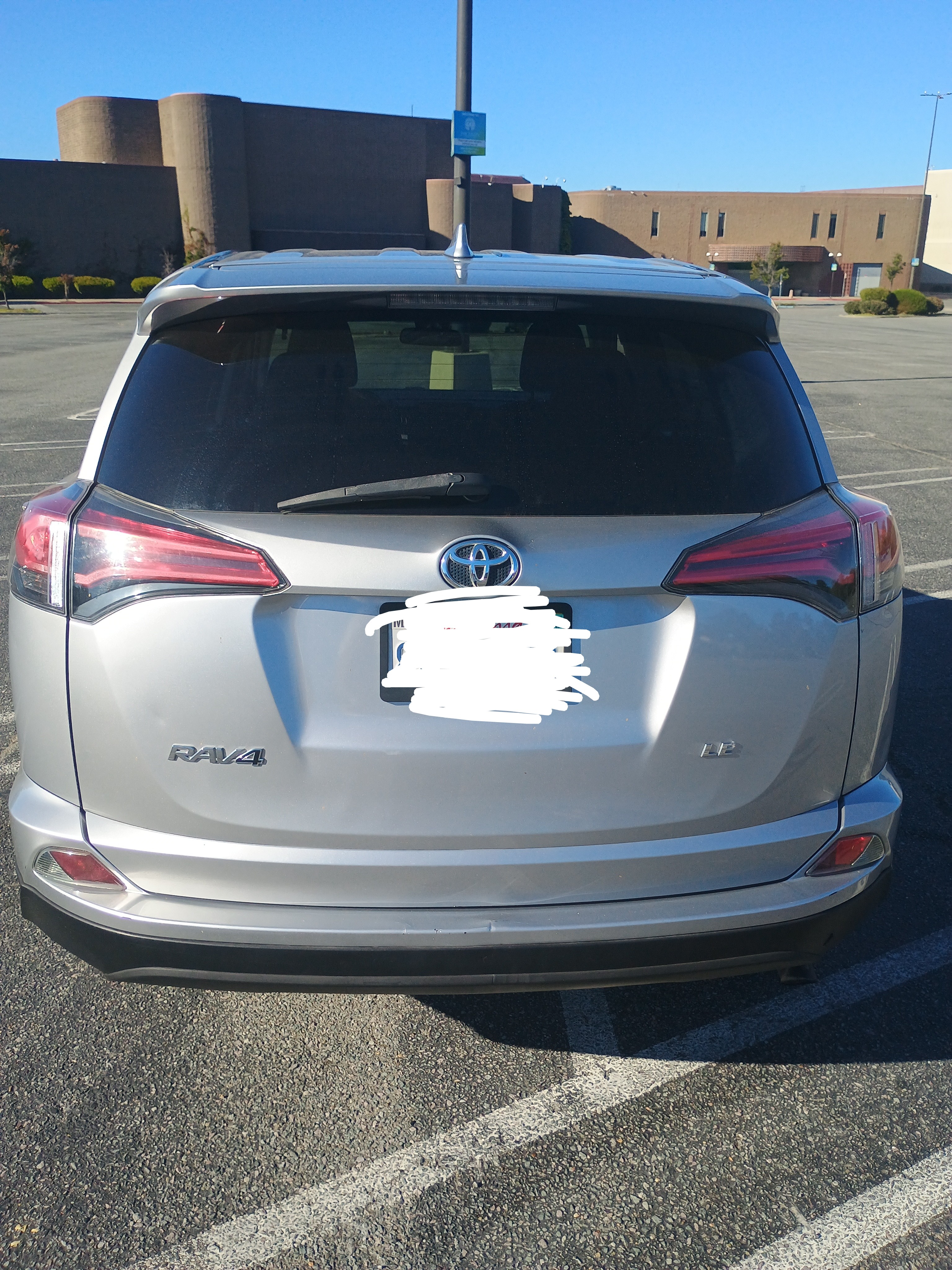 Used 2018 Toyota RAV4 LE FWD image 5