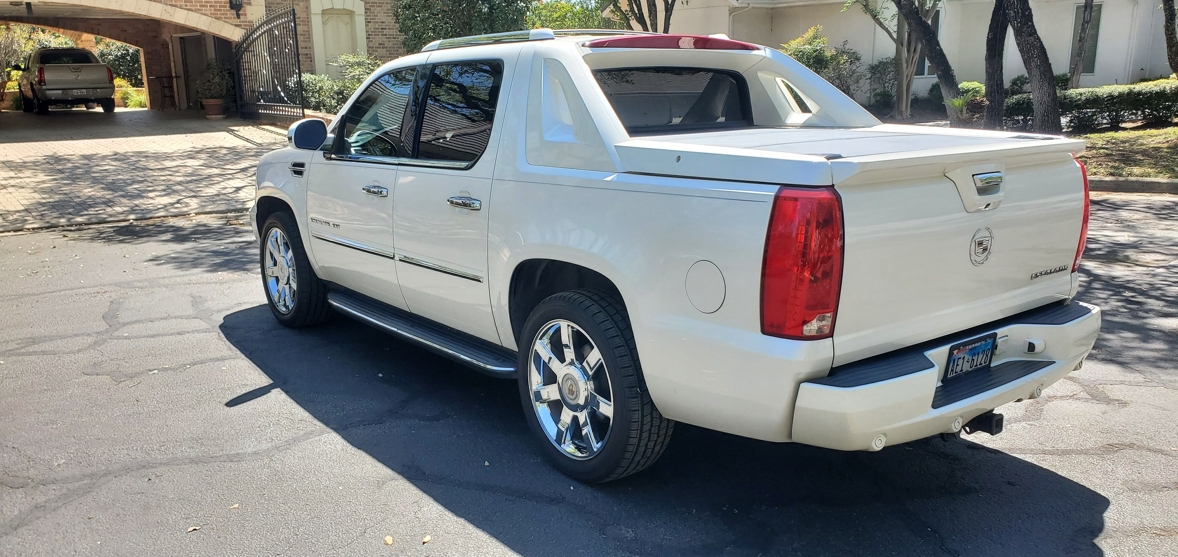 Used 2012 Cadillac Escalade EXT Luxury AWD/4WD image 4