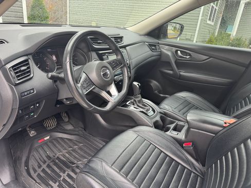 Used 2018 Nissan Rogue SV image 2