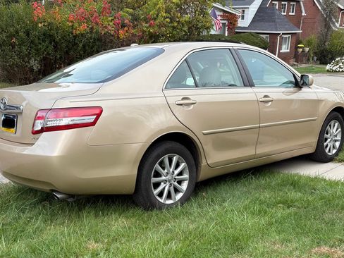 Used 2011 Toyota Camry XLE image 2