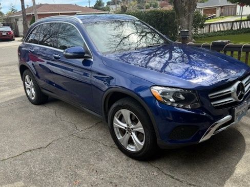 Used 2018 Mercedes-Benz GLC 300 4MATIC image 2
