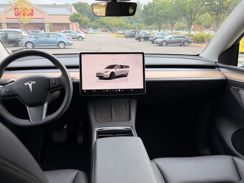 Used 2022 Tesla Model Y Long Range AWD/4WD image 10