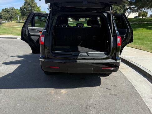 Used 2018 Lincoln Navigator Select image 9