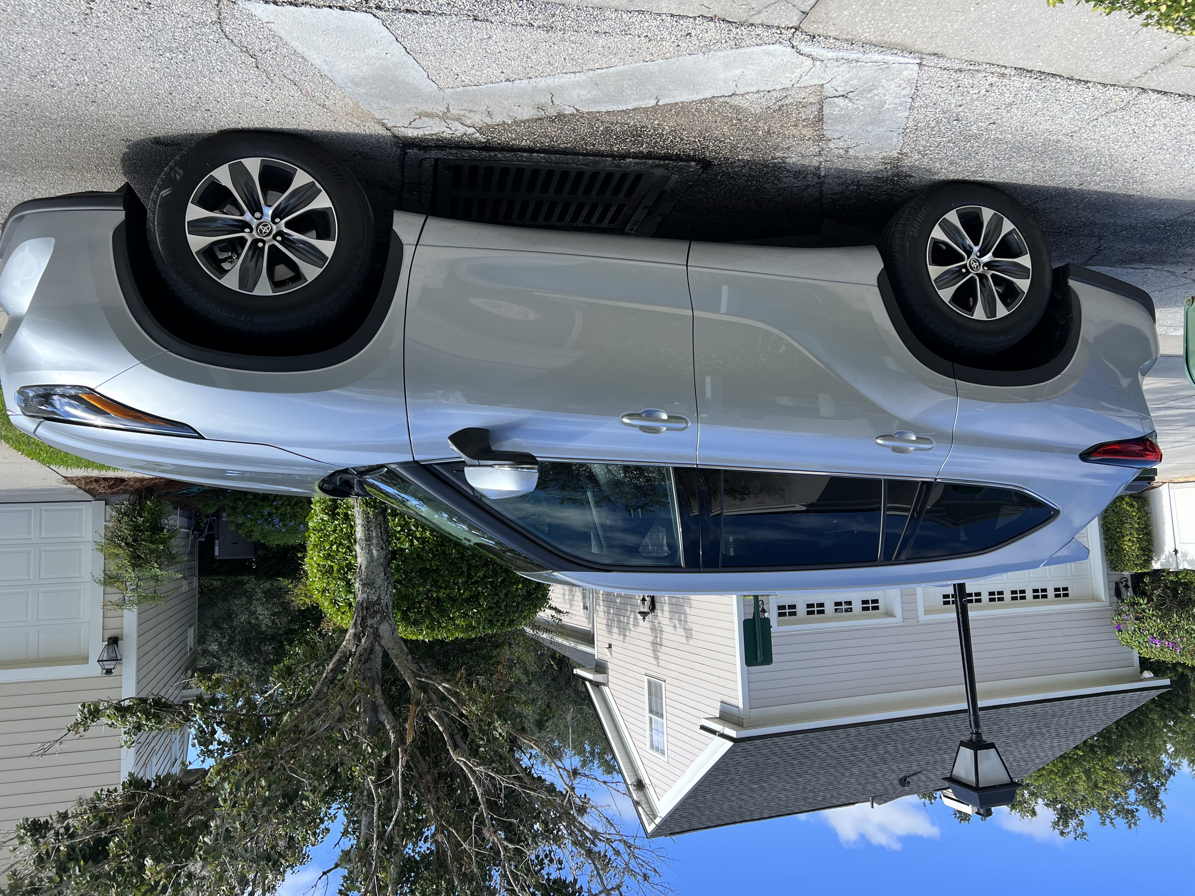 Used 2022 Toyota Highlander XLE FWD image 4
