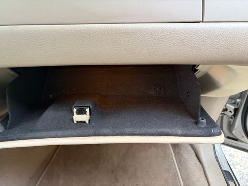 Used 2005 Lincoln Town Car Signature Limited image 30