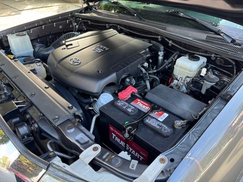 Used 2011 Toyota Tacoma 4x4 Access Cab V6 w/ TRD Off-Road Pkg image 6