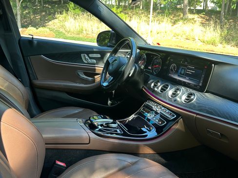 Used 2017 Mercedes-Benz E 300 4MATIC image 5