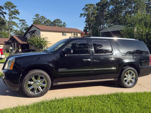 Used 2011 GMC Yukon XL Denali AWD/4WD image 1