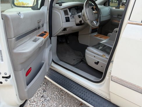 Used 2008 Chrysler Aspen Limited image 4