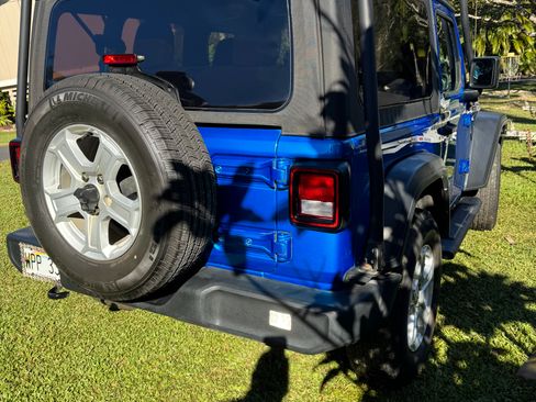 Used 2022 Jeep Wrangler Sport image 6