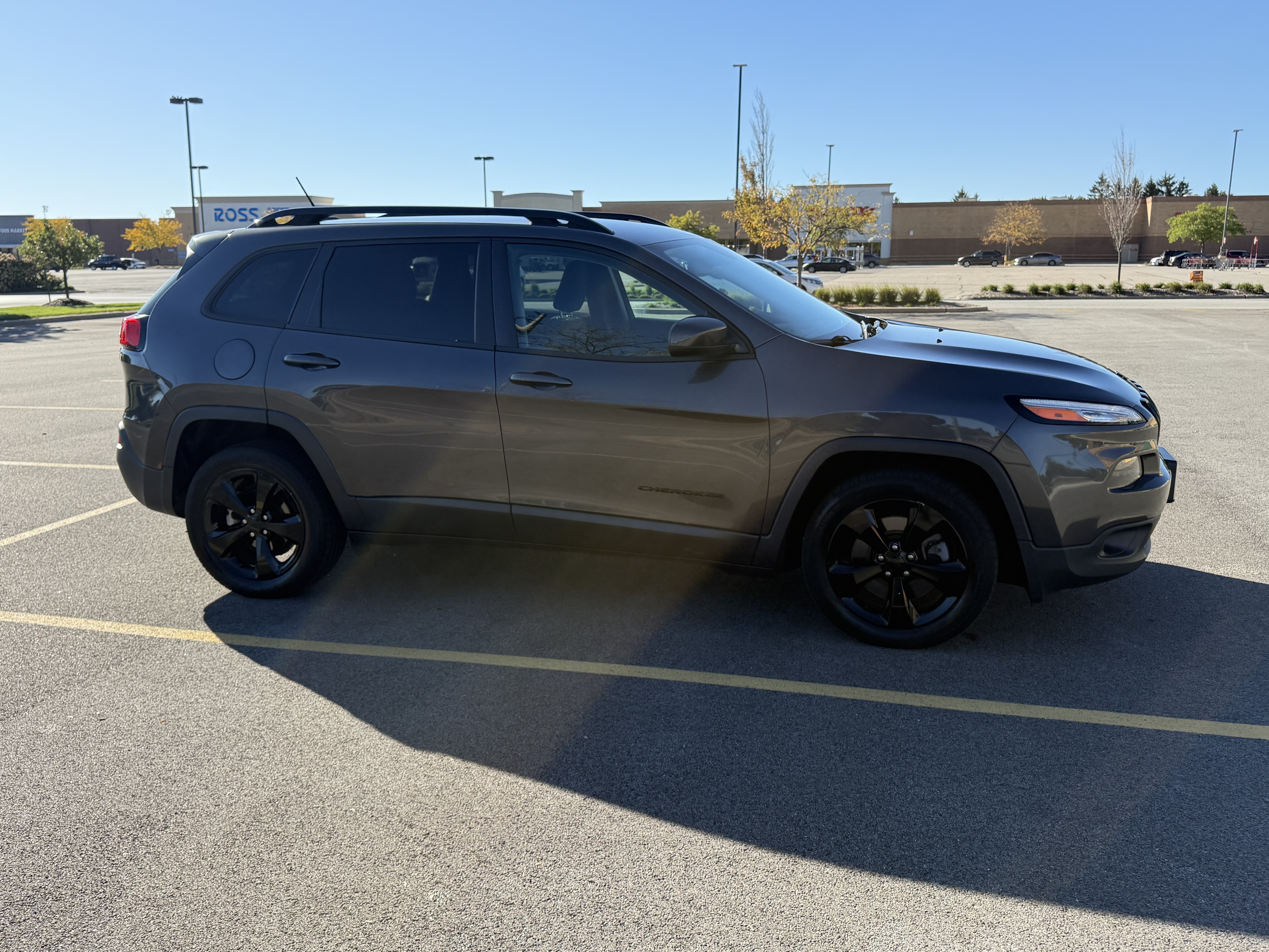 Used 2018 Jeep Cherokee Latitude w/ Altitude Package FWD image 2