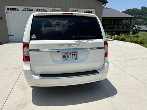 Used 2012 Chrysler Town & Country Touring-L w/ Entertainment Group #2 FWD image 5