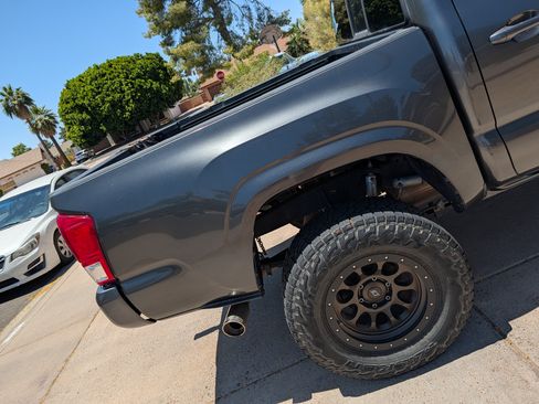 Used 2016 Toyota Tacoma SR w/ Towing Package AWD/4WD image 10