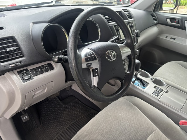 Used 2013 Toyota Highlander Plus AWD/4WD image 6