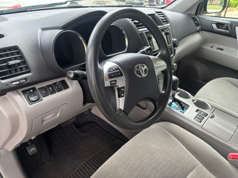 Used 2013 Toyota Highlander Plus AWD/4WD image 6