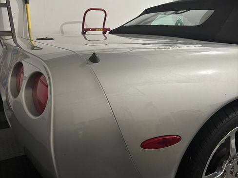 Used 2004 Chevrolet Corvette Convertible image 2