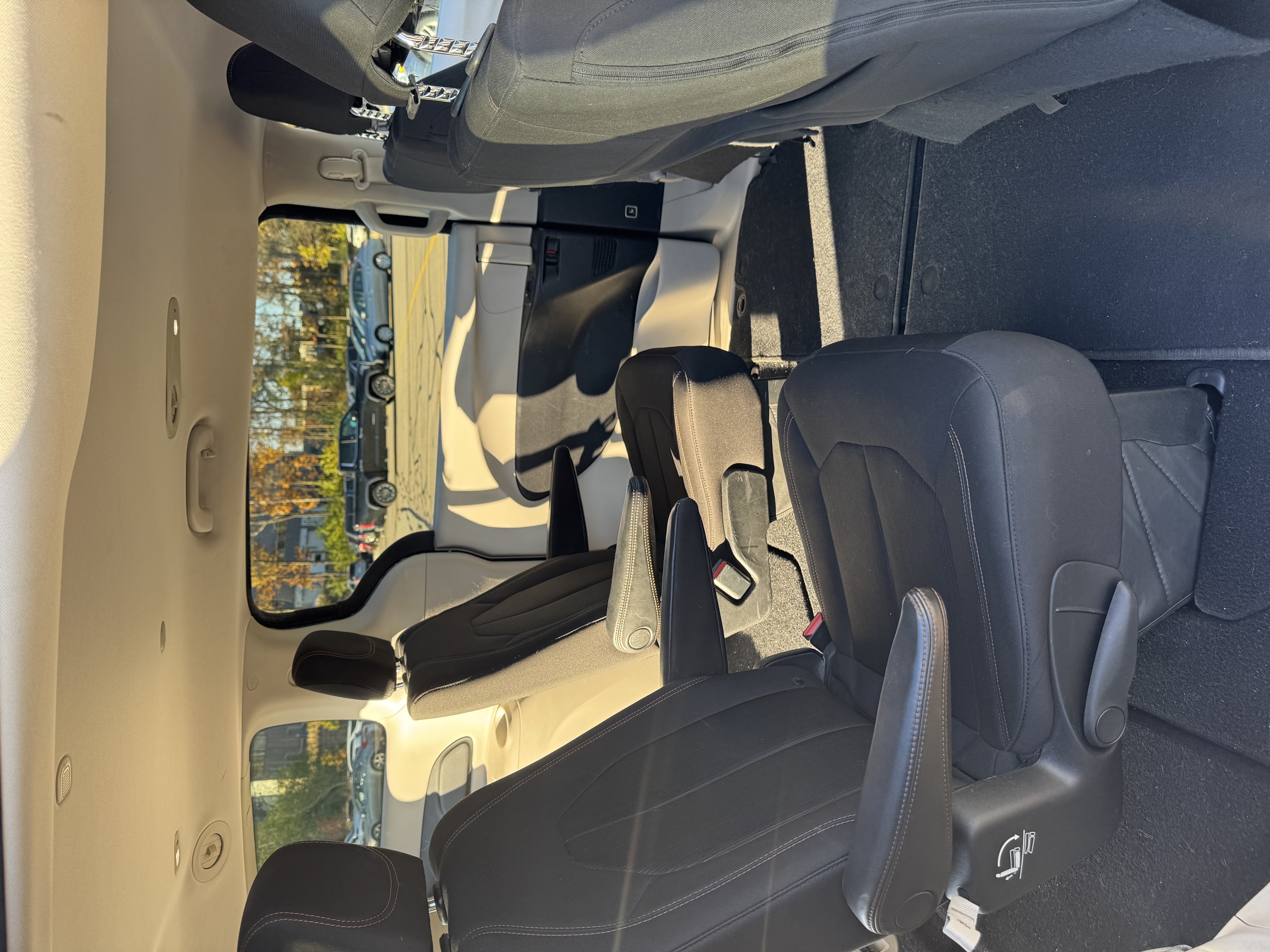 Used 2017 Chrysler Pacifica Touring FWD image 5