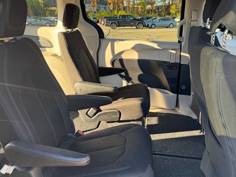 Used 2017 Chrysler Pacifica Touring image 5