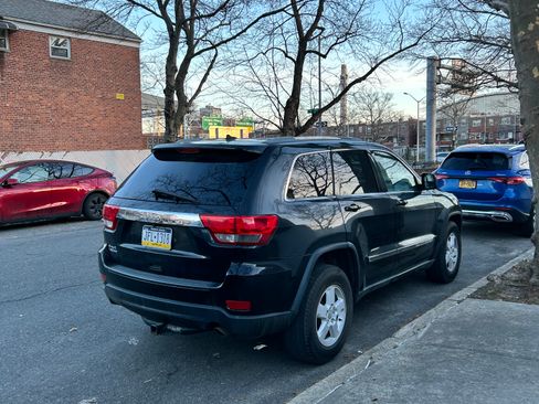 Used 2012 Jeep Grand Cherokee Laredo w/ Laredo E Group image 2