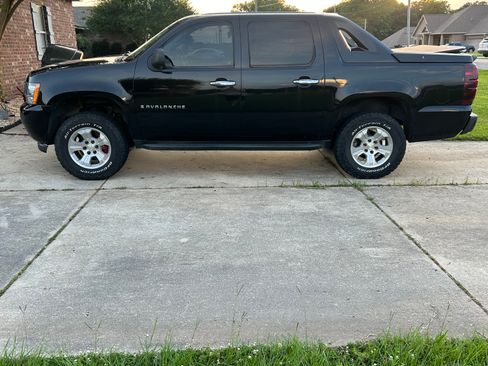 Used 2009 Chevrolet Avalanche LS AWD/4WD image 4