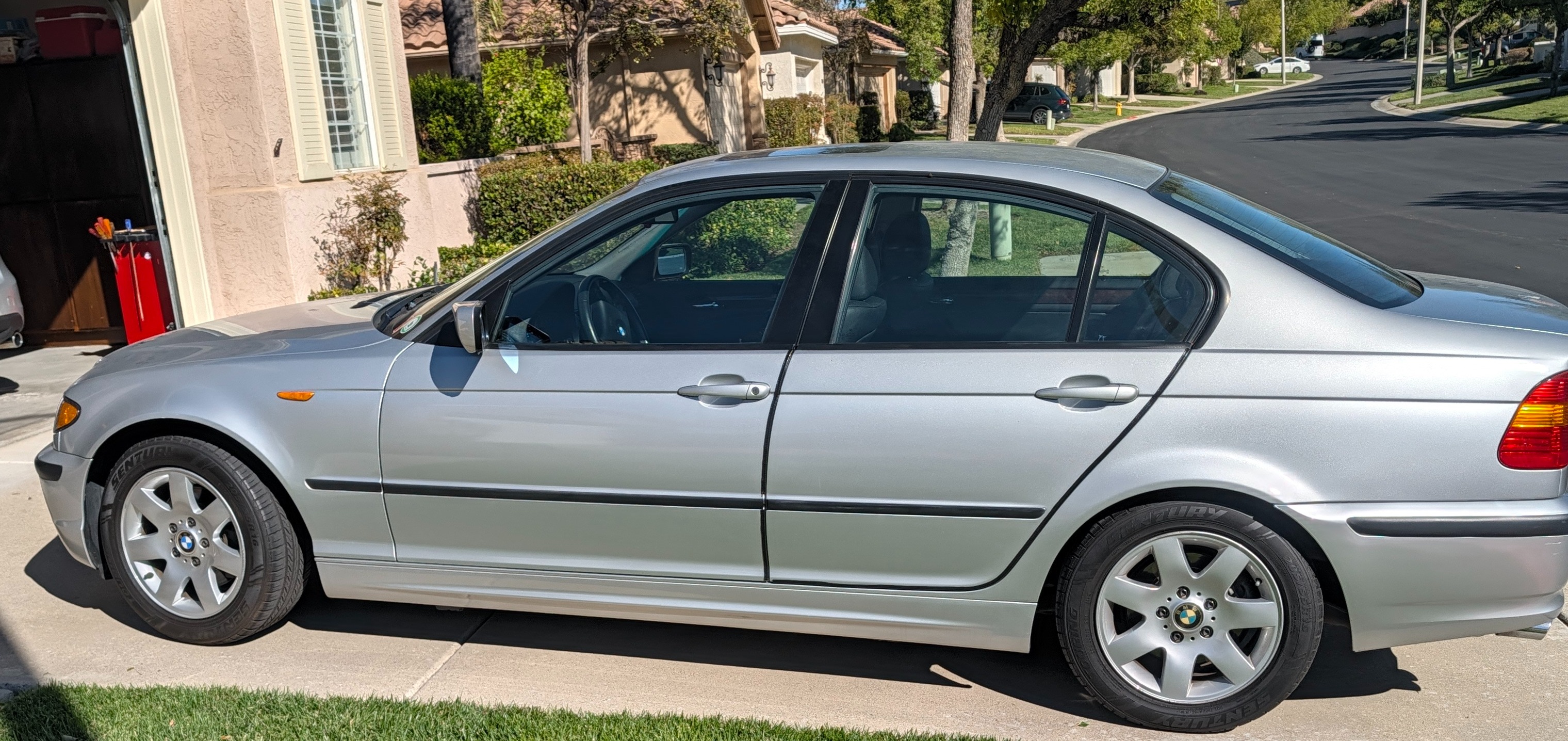 Used 2005 BMW 325i Sedan RWD image 2