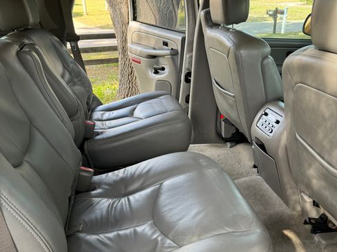 Used 2005 GMC Yukon SLT w/ SLT Preferred Equipment Group image 9