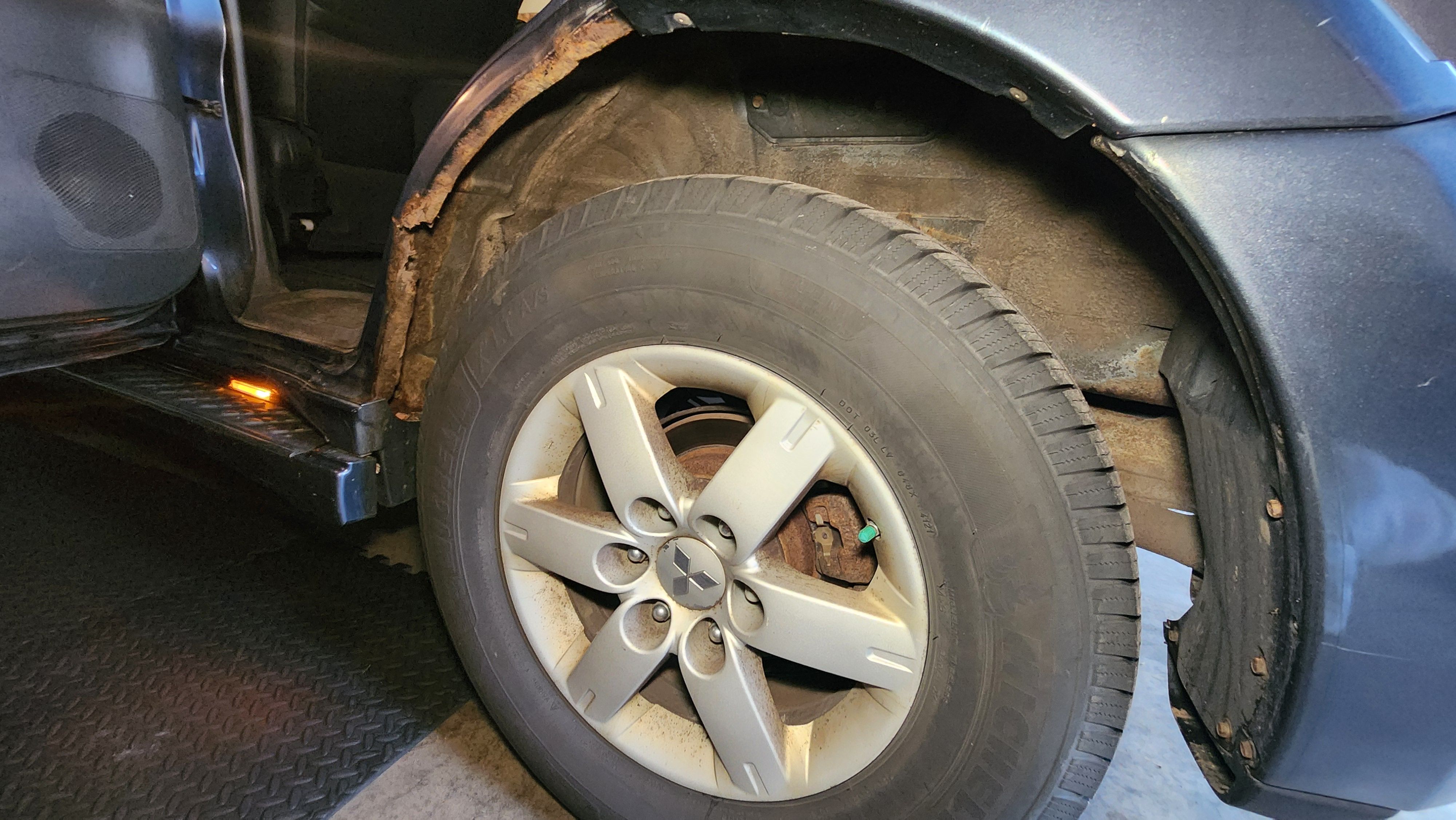 Used 2006 Mitsubishi Montero Limited AWD/4WD image 24