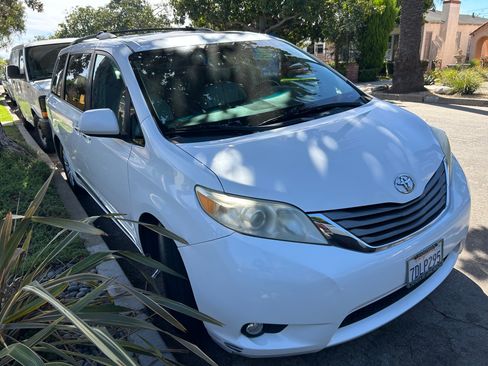 Used 2011 Toyota Sienna XLE w/ XLE Navigation Pkg image 15