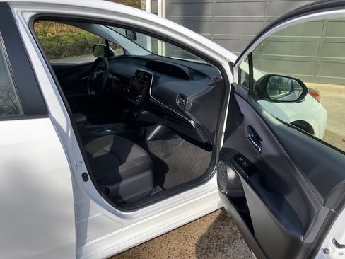 Used 2022 Toyota Prius LE image 6