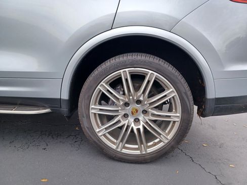 Used 2018 Porsche Cayenne Platinum Edition image 9