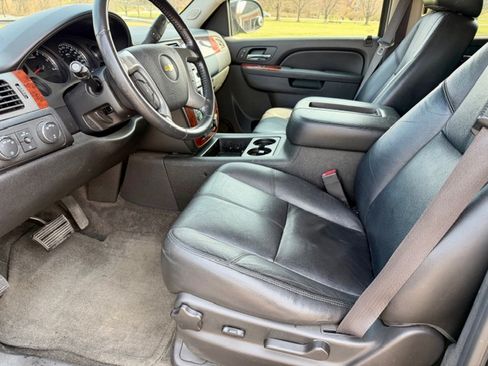 Used 2012 Chevrolet Suburban LT image 2