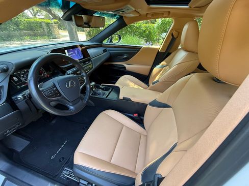 Used 2025 Lexus ES 300h w/ Premium Package FWD image 6