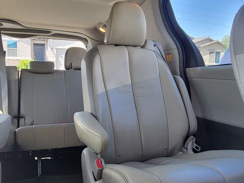 Used 2011 Toyota Sienna Limited w/ Premium Pkg image 6