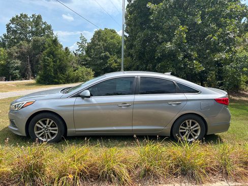 Used 2016 Hyundai Sonata SE FWD image 2