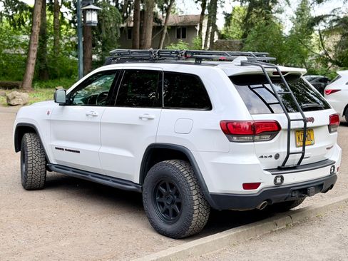 Used 2017 Jeep Grand Cherokee Trailhawk AWD/4WD image 2
